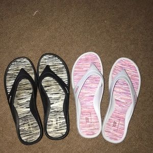 2 pair of flip flops